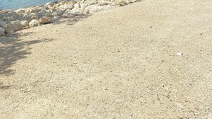 A beach with clear turquoise water, a sandy shore, and a clear sky. - Beautiful Ocean Access Islamorada Condo. MM 76.5 Bring your Boat (Islamorada)