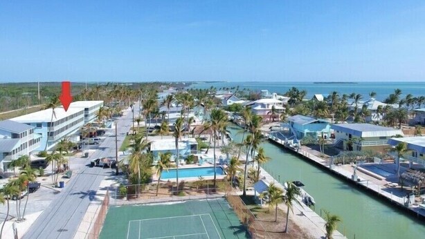 A resort with a swimming pool, tennis courts, and a marina. - Beautiful Ocean Access Islamorada Condo. MM 76.5 Bring your Boat (Islamorada)