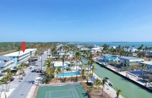 A resort with a swimming pool, tennis courts, and a marina. - Beautiful Ocean Access Islamorada Condo. MM 76.5 Bring your Boat (Islamorada)