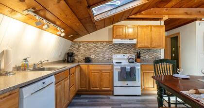HappyCub- AC, Hot Tub, Fire Pit, Game Room!