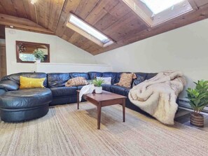 Smart TV, caminetto, videogiochi, impianto stereo