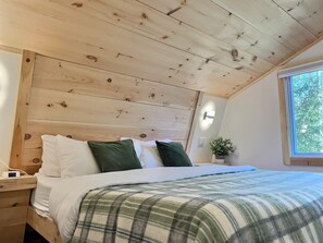 4 bedrooms, desk, iron/ironing board, travel cot