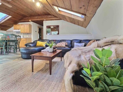 HappyCub- AC, Hot Tub, Fire Pit, Game Room!