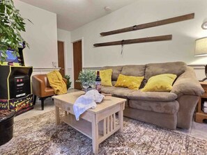 Smart-tv, een open haard, videospelletjes en een stereo