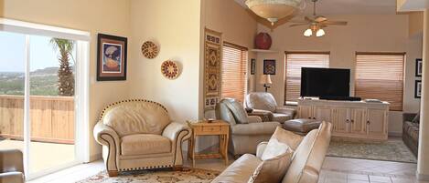 Smart TV, libros y estéreo