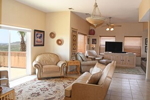 Smart TV, libros y estéreo