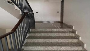 Eine Treppe mit Holzwurf und Granitstufen, die zu einer Aussichtsplattform führt.
