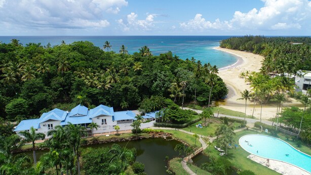 A resort with a pool, a beach, and a view of the ocean. - AVRAMAR DUPLEX PLAYA LAS BALLENAS LAS TERRENAS (Las Terrenas)
