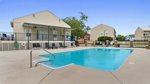 Outdoor pool - Stunning Long Beach Condo With Ocean View! (Long Beach)