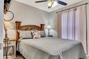 3 habitaciones, tabla de planchar con plancha y cuna de viaje 