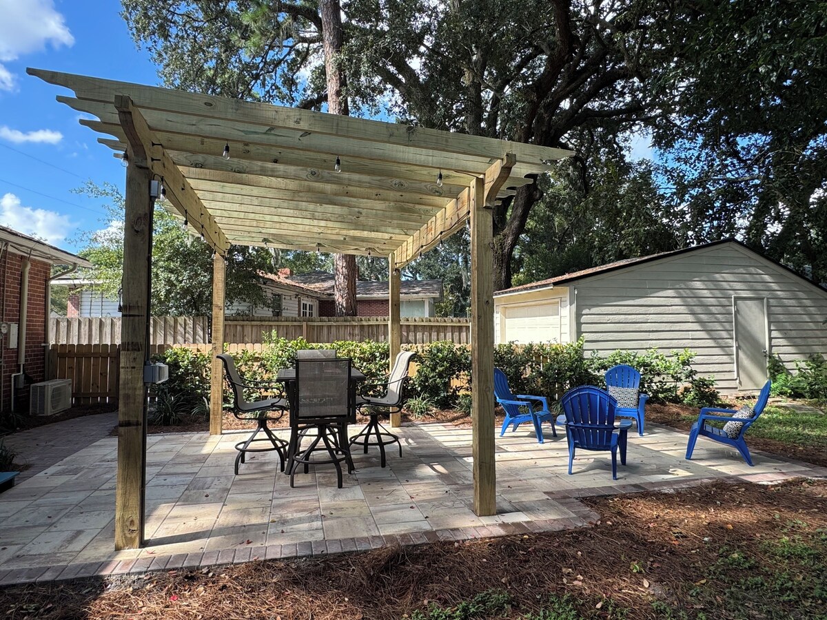 New Patio & Pergola, Near Shops/Restaurants, King Bed, Pet-Friendly Yard