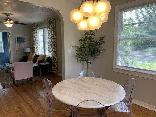 Fire-pit, Patio & Pergola, Near Shops, Restaurants, King Bed, Pet-Friendly Yard