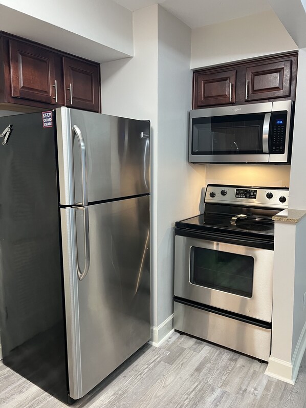 Refrigerador, microondas, horno y parrilla de estufa 