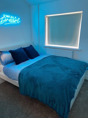 1 chambre, coffres-forts dans les chambres, fer et planche à repasser