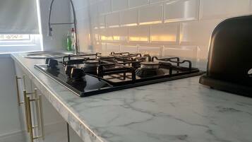 Frigorífico, microondas, cafetera o tetera y hervidor eléctrico