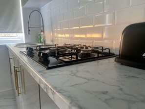 Réfrigérateur, micro-ondes, cafetière/bouilloire, bouilloire électrique