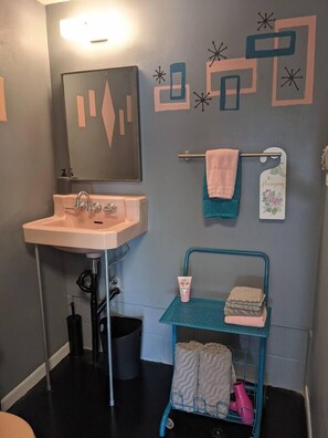 Shower, hair dryer, towels - The Studio at Stardust Mid-Century Retreat (Coleman)