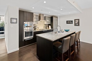 Réfrigérateur, four à micro-ondes, un four, surface de cuisson