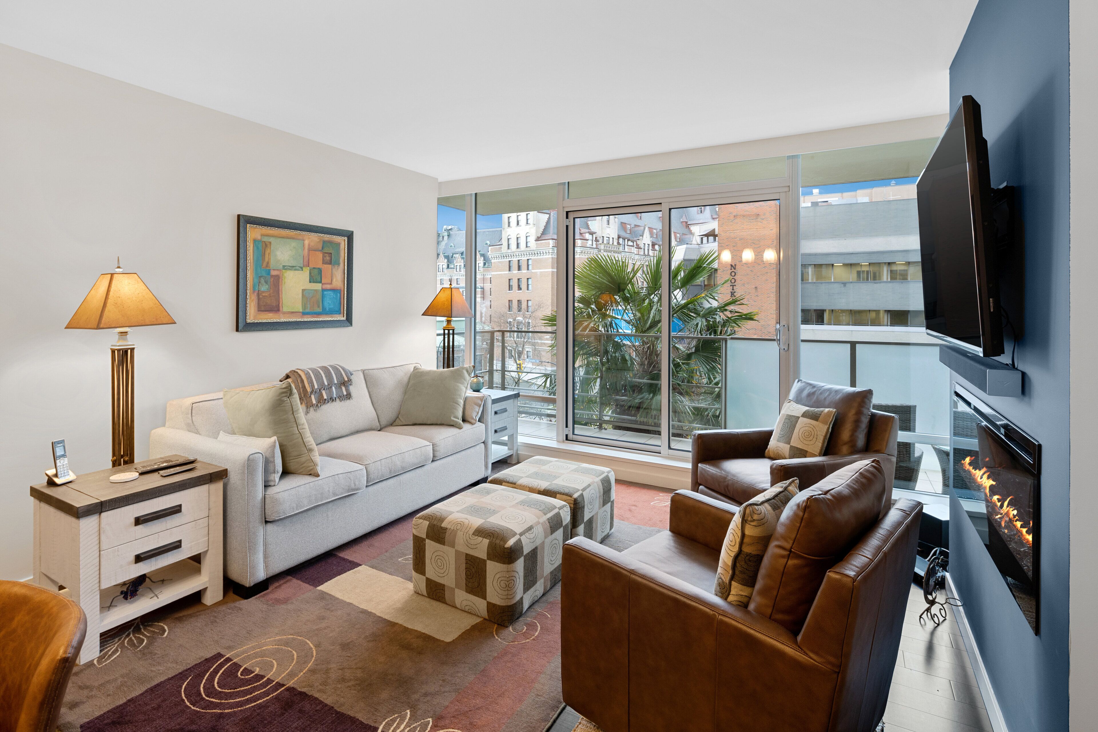 Smart-TV, Kamin, Bücher, Musikbibliothek