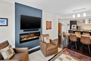 Smart TV, chimenea, libros y biblioteca musical 