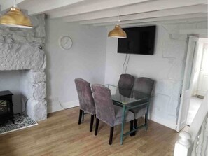 Dining - New Cottage in Llangoed, Beaumaris (Anglesey)