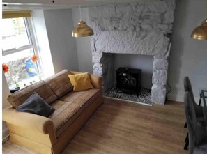 Smart TV, fireplace - New Cottage in Llangoed, Beaumaris (Anglesey)