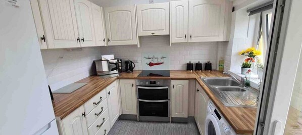 Fridge, microwave, oven, coffee/tea maker