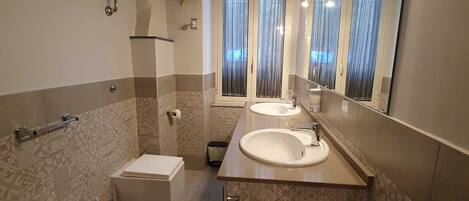 Douche, sĂšche-cheveux, bidet, serviettes fournies
