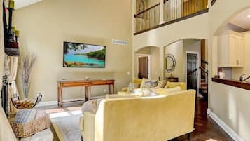 Smart TV, chimenea, libros y oficina