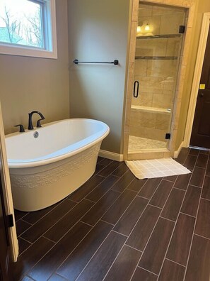 Tina con regadera, secadora de cabello, toallas, jabón