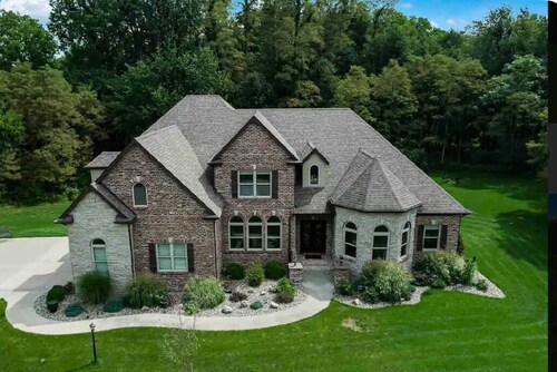 NEW!! Luxury throughout. Sleeps 12. Just 5 miles to ND. Theater. Bar. Hot Tub. 