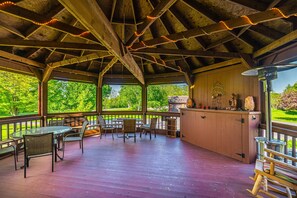 Outdoor dining - 11-Bedroom Family Retreat/Wedding - Lake Champlain (Plattsburgh)