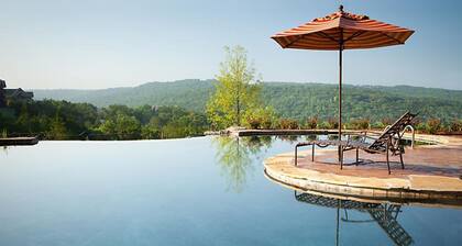 Beautiful villa in Ozarks, close to Branson MO
