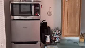 Refrigerador, microondas, horno y cafetera y tetera