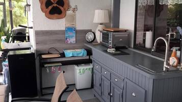 Réfrigérateur, micro-ondes, four, cafetière/bouilloire