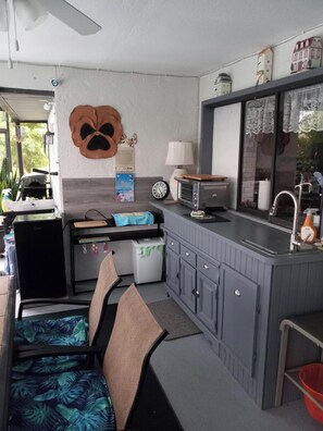 Fridge, microwave, oven, coffee/tea maker