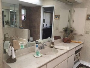 أحواض استحمام، مجففات شعر، مناشف، صابون