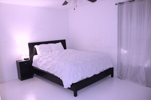 2 soverom, skrivebord, strykejern/-brett og wi-fi (inkludert)