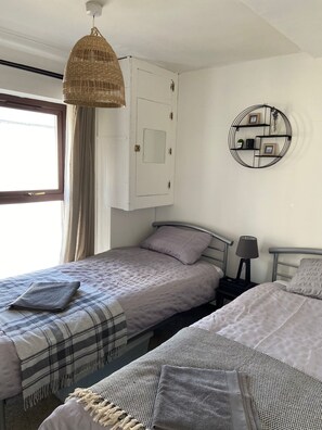 2 habitaciones, tabla de planchar con plancha, wifi y ropa de cama