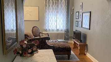 Smart TV, chimenea y libros