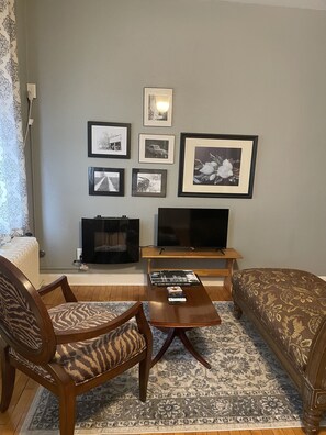 Smart-TV, Kamin, Bücher