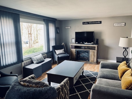 Smart TV, fireplace. Cozy three bedroom house located just five minutes from Lake Winnipesaukee