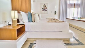 Quarto com cama, mesa de cabeceira, luminária e ar-condicionado na parede.