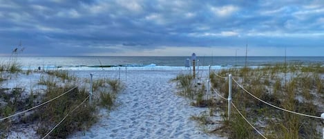 Una spiaggia nelle vicinanze