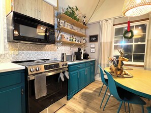 Frigorífico, microondas, horno y placa de cocina