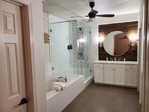 Chuveiro/banheira combinados, secador de cabelo, toalhas de banho 
