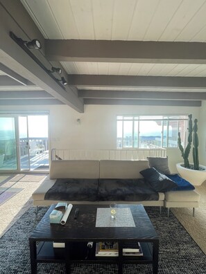 Smart TV, printers - Stylish Beach Pad w Amazing View from ARBNB super host  (Manhattan Beach)