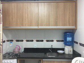Kühlschrank, Mikrowelle, Herdplatte, Mixer