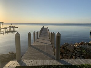 Playa en los alrededores, camastros y toallas de playa 
