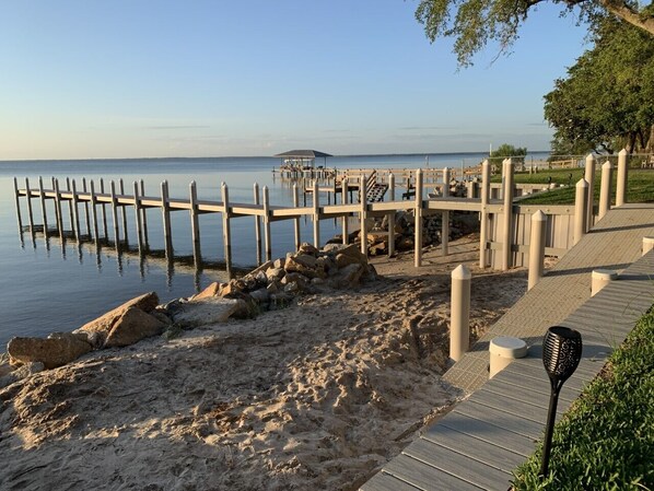 Vlak bij het strand, ligstoelen aan het strand, strandlakens